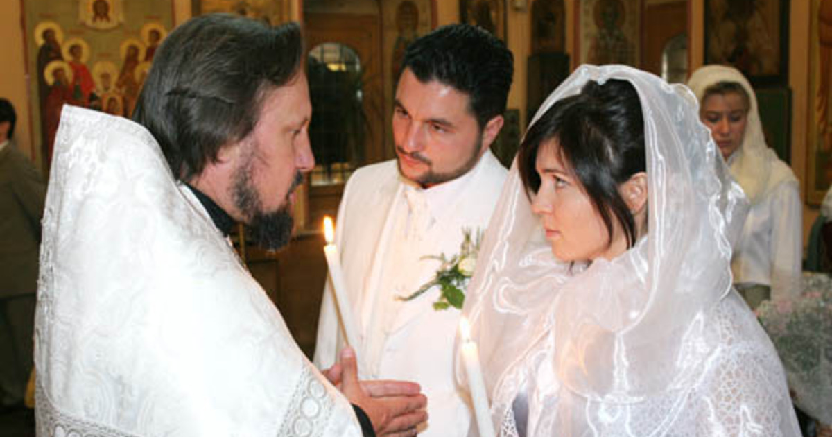 Венчание мужа и жены. Венчание. Венчание священников. Таинство венчания. Батюшка на венчание.