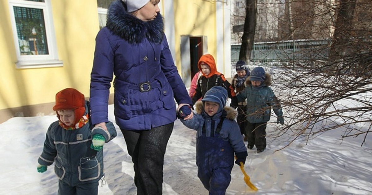 Мама с ребенком в садике. Прогулка в детском саду. Дети на прогулке. Дети гуляют на улице. Прпогулка в детском сад у.