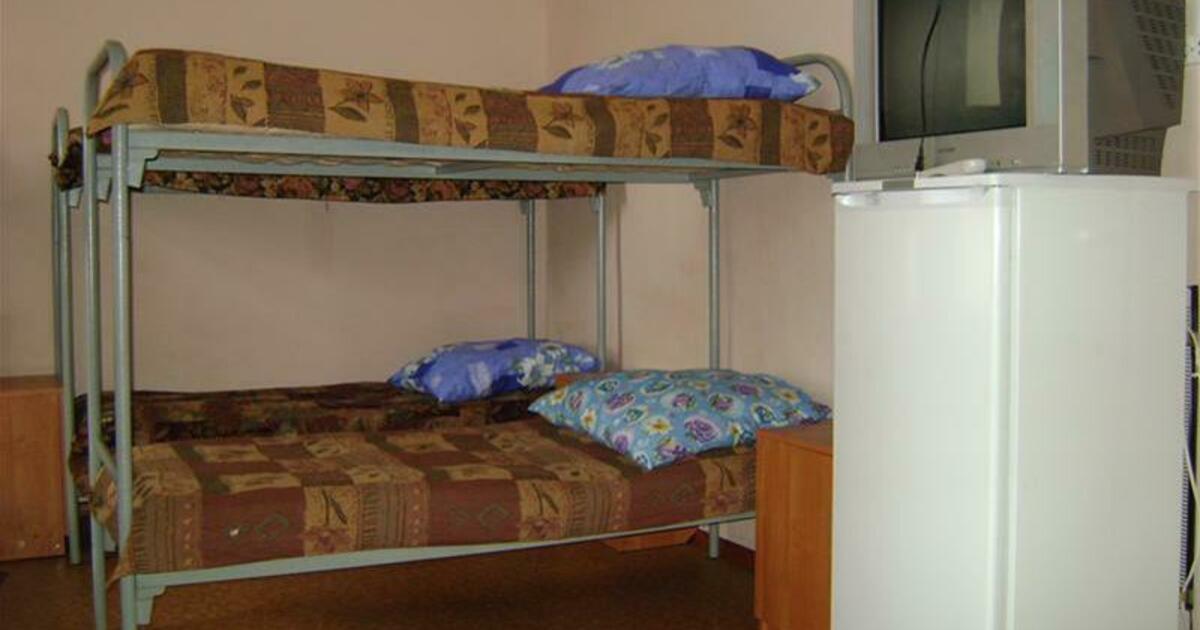 Смоленск купить общежитие. Кровати для общежитий. Кровать в общаге. Двухъярусная кровать общага. Двухэтажная кровать в общаге.
