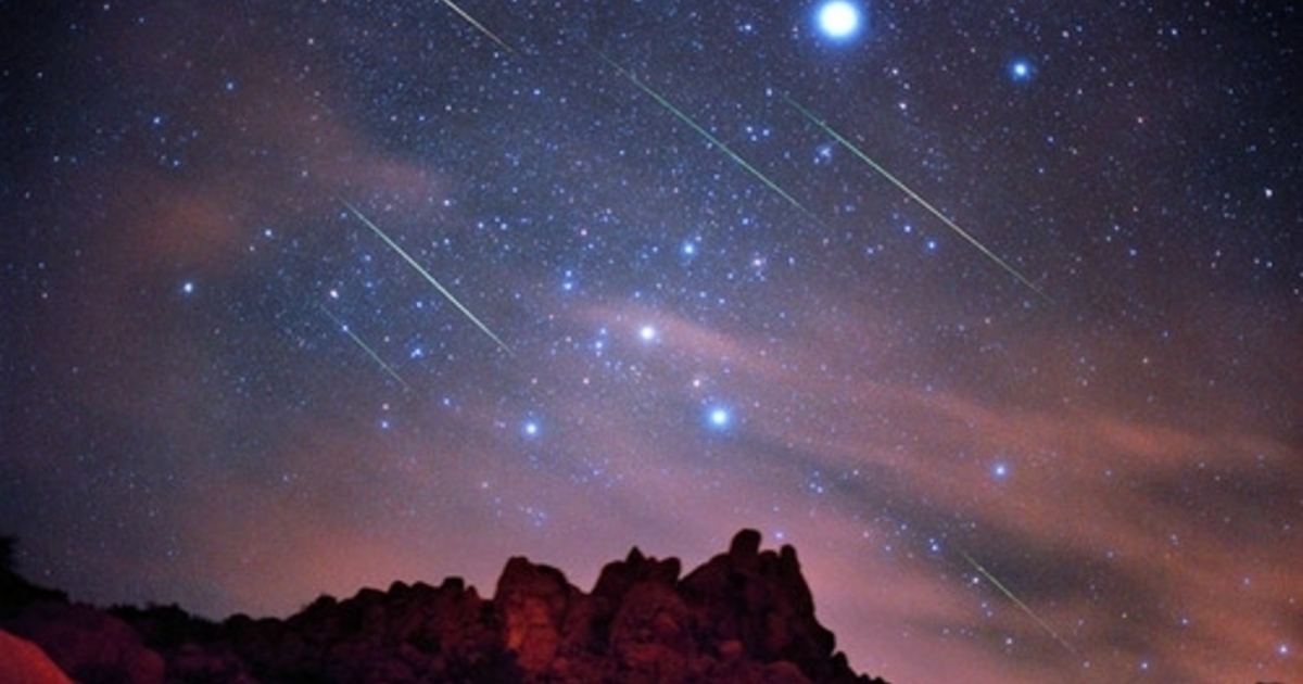 Звездный звездопад. Метеоритный поток Лириды. Метеорный поток Леониды. Лириды Мириды. Падающая звезда.