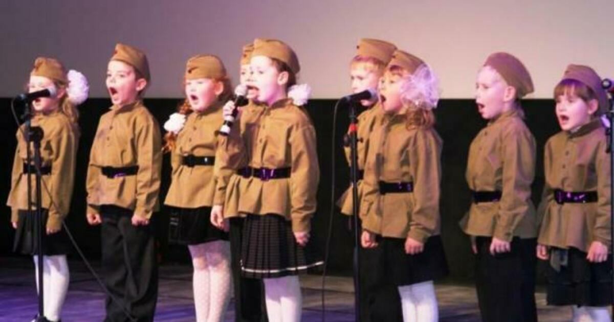 Ансамбль на 9 мая. Детский хор в военной форме. Дети поют день Победы. Военные костюмы для детей ансамбль. Дети в военной форме поют.