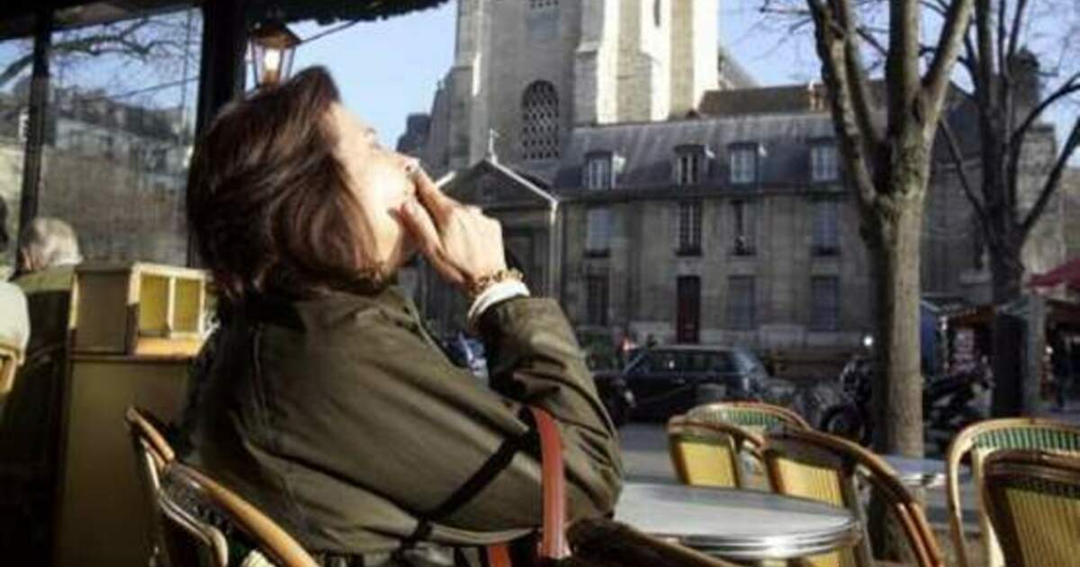 Курение на открытом воздухе. Француз курит. Курение в кафе. Курение во Франции. Французы курят.