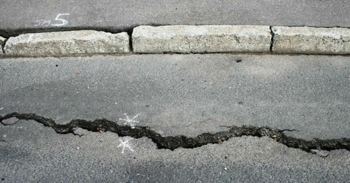 Трещина расходится. Трещины дорожного покрытия. Трещина в тротуаре. Трещины на асфальте. Асфальтные трещины.
