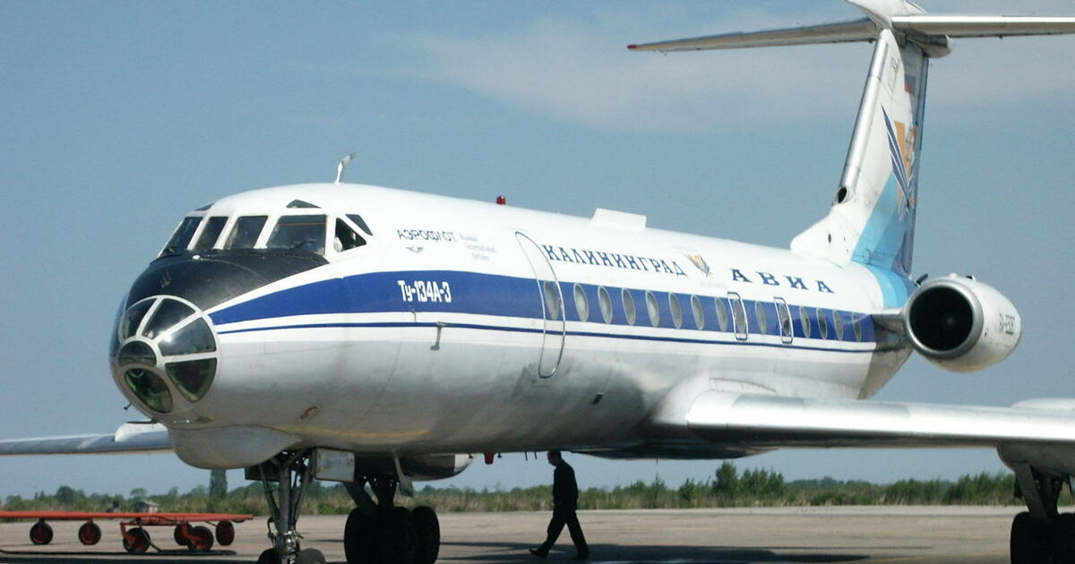 Самолет калининград мурманск. Перевернутый самолет. Развернули самолет Москва Калининград. Самолеты до Коаснознаменска Калининград. 900 Рейс Калининград.