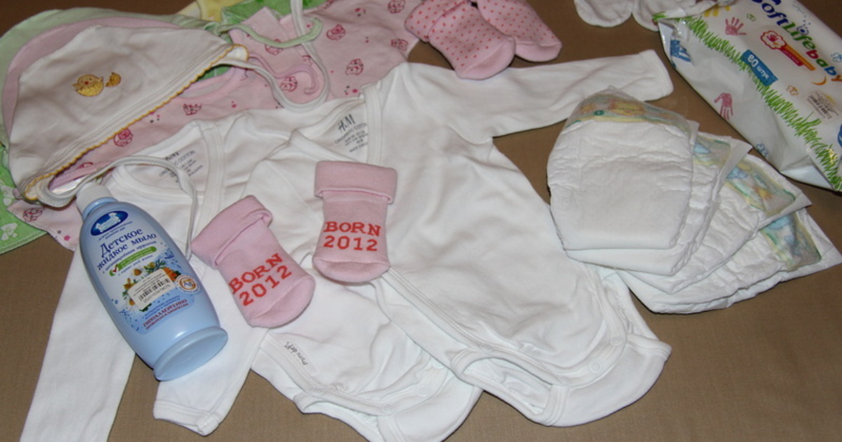 Первая покупка для новорожденных. Одежда для малыша в роддом. Вещи в роддом для ребенка. Детские вещи для новорожденных. Одежда для новорожденного в роддом.