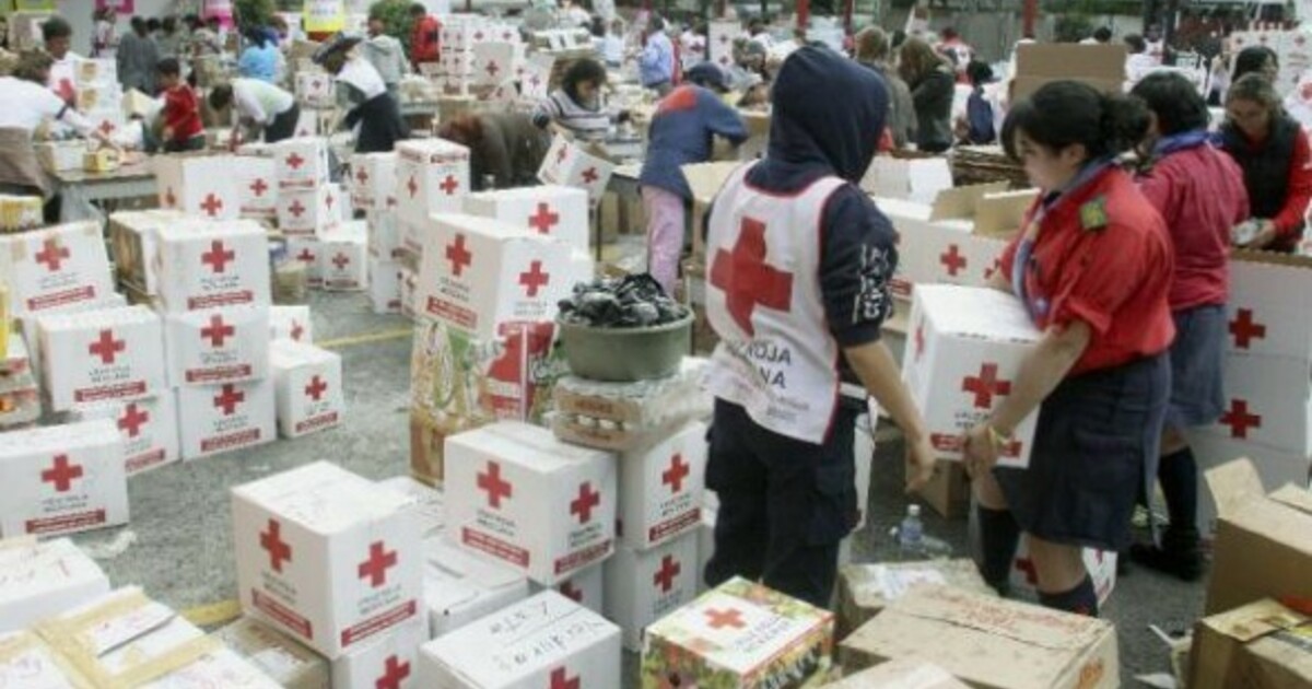 Организовали гуманитарную помощь. Гуманитарная организация красный крест. Гумпомощь красный крест. Гуманитарная помощь красный крест. Оказание гуманитарной помощи ООН.