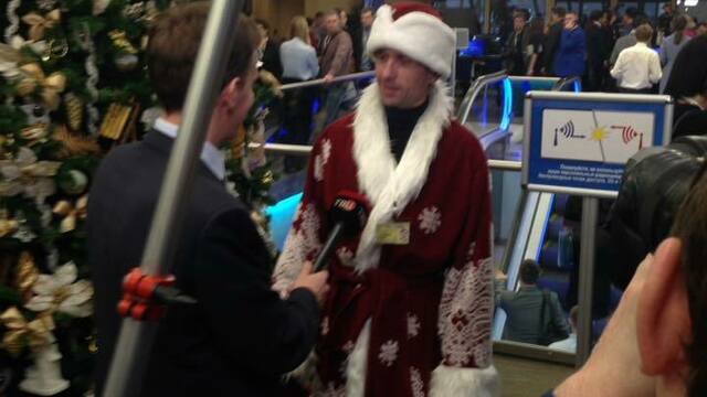 Калининградский журналист пришёл на пресс-конференцию Путина в костюме Деда Мороза