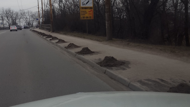 На ул. Автомобильной и Киевской в Калининграде остался песок, которым посыпали снег 