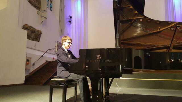  В Калининграде 16-летний слепой музыкант сыграл Моцарта в Кафедральном соборе  