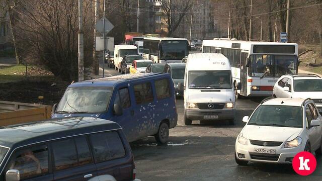 Объезжающие пробки машины отравили жизнь обитателям домов на ул. Харьковской
