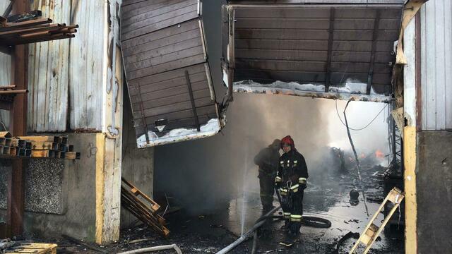 Пожар на заводе в пос. Прегольском потушен, часть пожарной техники осталась для разбора завалов 