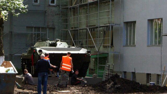 Возле калининградского Дома офицеров демонтировали БМП: там разобьют сквер