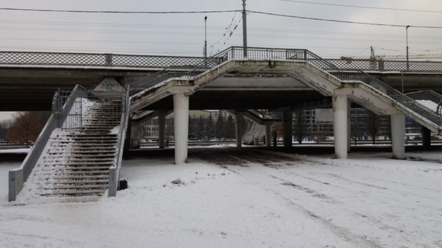 Калининградцы пожаловались на отсутствие полозьев для колясок на спусках с Эстакадного моста 
