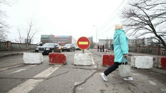 На улице Озерова не установили дорожные знаки, предупреждающие об одностороннем движении по мосту