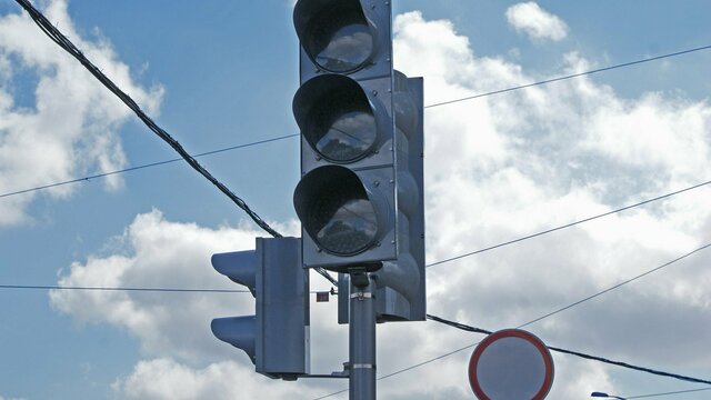 На перекрёстке А. Невского — Краснокаменная отключён светофор (список всех отключений в городе)