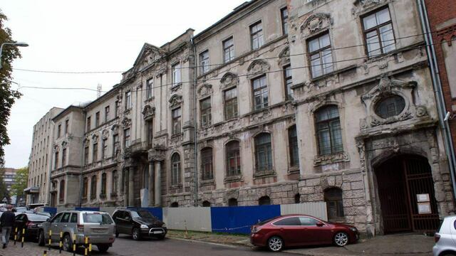 Мог быть гордостью, а стал позором: на ул. Тюленина в Калининграде разрушается дом в стиле необарокко 