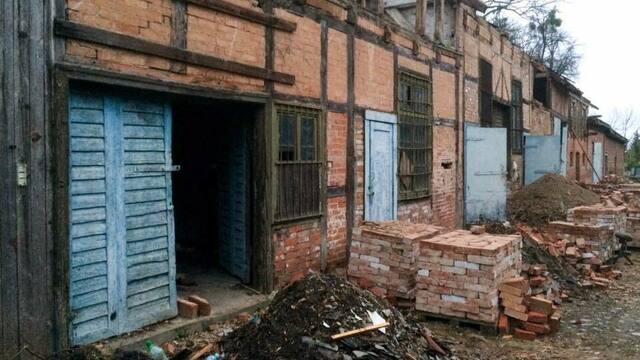 Очевидцы: в Правдинске разбирают на кирпичи старинный склад (фото) 