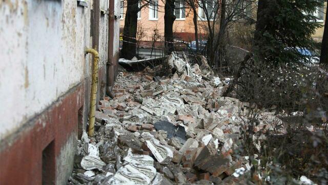 В Калининграде в ходе капитального ремонта здания обрушилась часть фасада (фото)