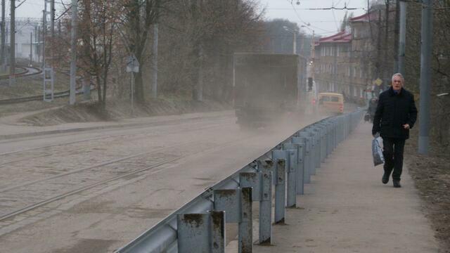 Мэрия: если тротуар вдоль моста на Суворова будут своевременно убирать, пешеходы не утонут в грязи