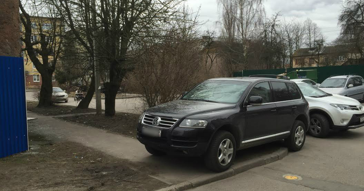 Водитель, ты судак: на ул. Воздушной иномарка заблокировала тротуар ...