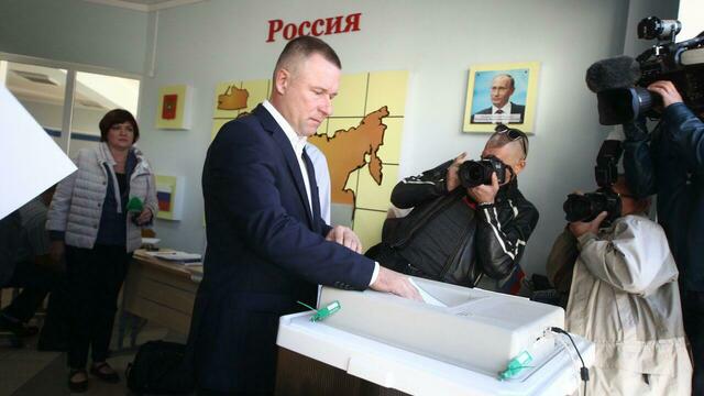 Врио губернатора Евгений Зиничев одним из первых проголосовал в гимназии на Сельме