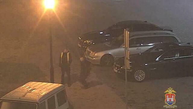 Двое мужчин разгромили автомобили владельца казино в Куликово (видео)