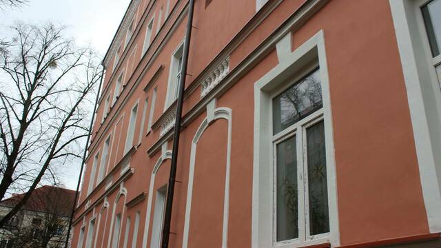 Сделали только лицевой фасад: Фонд капремонта не принял дом на ул. Комсомольской в Калининграде