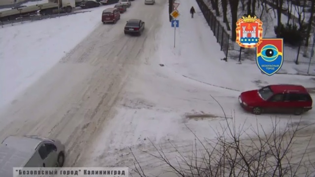 Три ДТП за восемь минут: на перекрёстке Октябрьской и Б. Хмельницкого в аварии попали пять машин (видео)