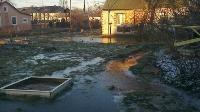 В Правдинске из-за плохого дренажа затопило пол-улицы (фото)
