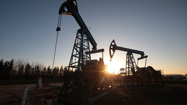 Цена на нефть впервые за полтора года превысила 57 долларов за баррель