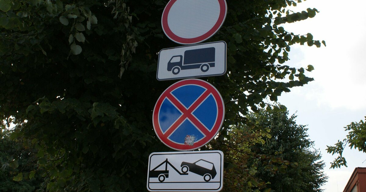Стоянка грузовых запрещена знак. Стоянка грузовых автомобилей запрещено знак. Знаки стоянка запрещена с дополнительными табличками. Остановка запрещена грузовым автомобилям. Знак остановка запрещена грузовикам.