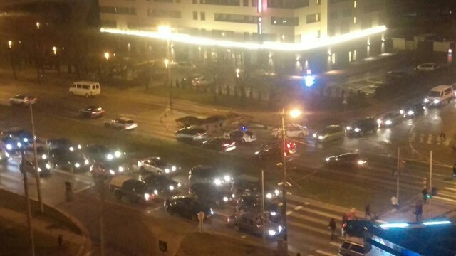 Очевидцы: из-за прорыва трубы на Московском проспекте образовались заторы  