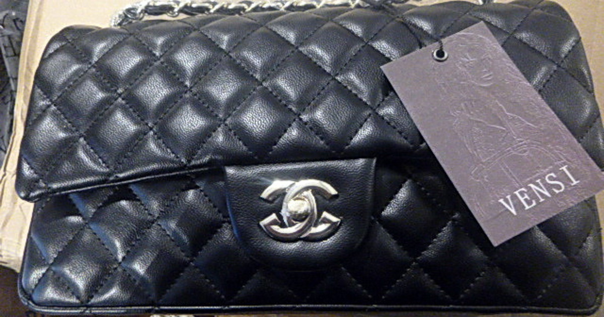 Подлинность шанель. Поддельная сумка Chanel. Стеганая сумка Chanel. Chanel сумка fake.