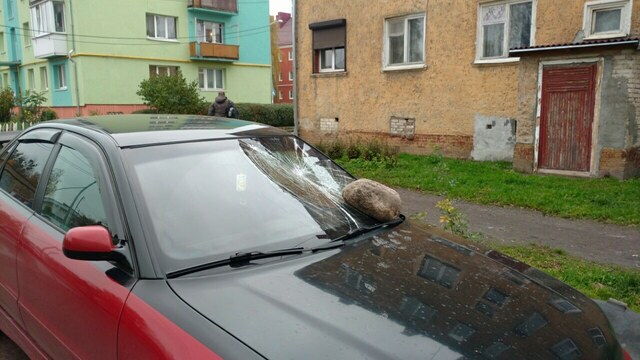 В Калининграде неизвестные булыжниками разбили стёкла девяти автомобилей