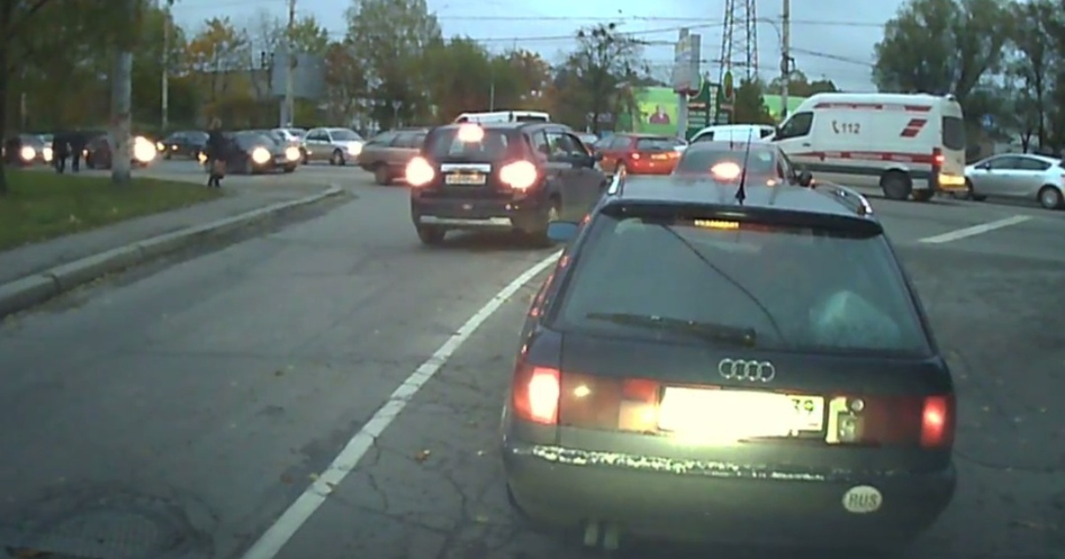 Водитель, ты судак: водители выезжают на ул. Киевскую по встречке ...