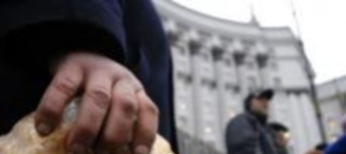 хлеб в руках. хлебный магазин. приколы про пекарню. укради хлеб. укради хлеб.