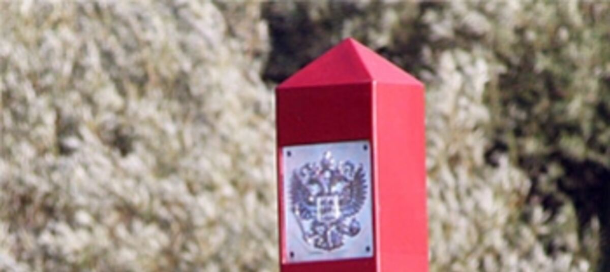 Пограничный столб в горах
