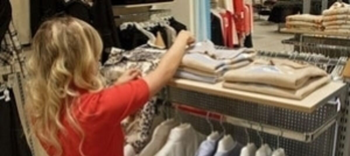 У девушки украли одежду. Ворует одежду в магазине. Украли одежду. Вор в магазине одежды. Девушка в магазине одежды.