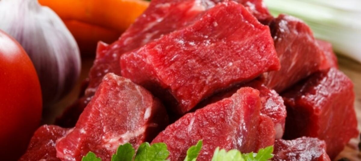 свежее мясо. мясные продукты. курица мясо. мясо колбасы. мясная промышленность.