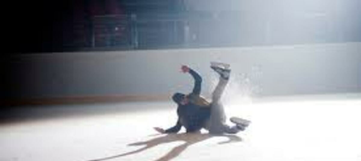 упал на катке