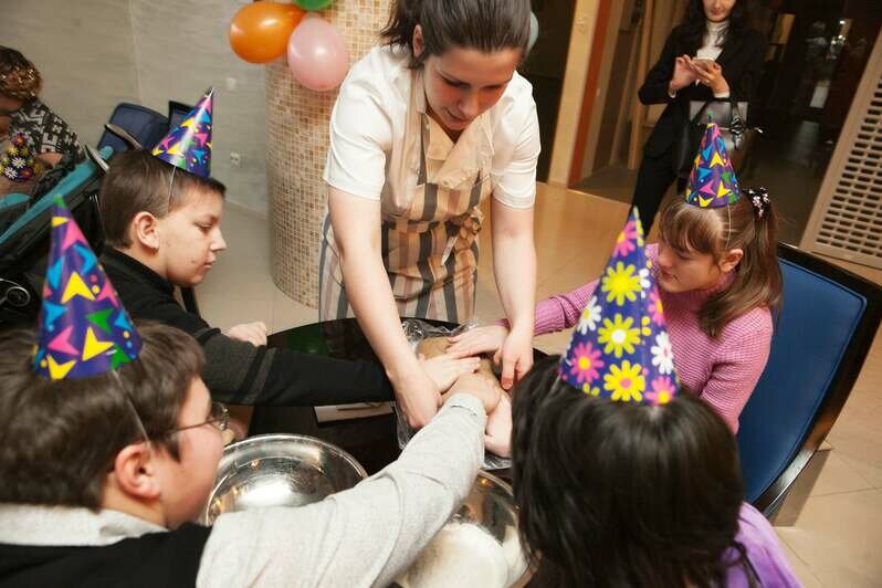 &lt;div&gt;
	В день своего открытия пекарня La Cambus устроила праздник для детей с ограниченными возможностями
	&lt;div&gt;
		&amp;nbsp;&lt;/div&gt;
&lt;/div&gt;
&lt;div&gt;
	&amp;nbsp;&lt;/div&gt;

