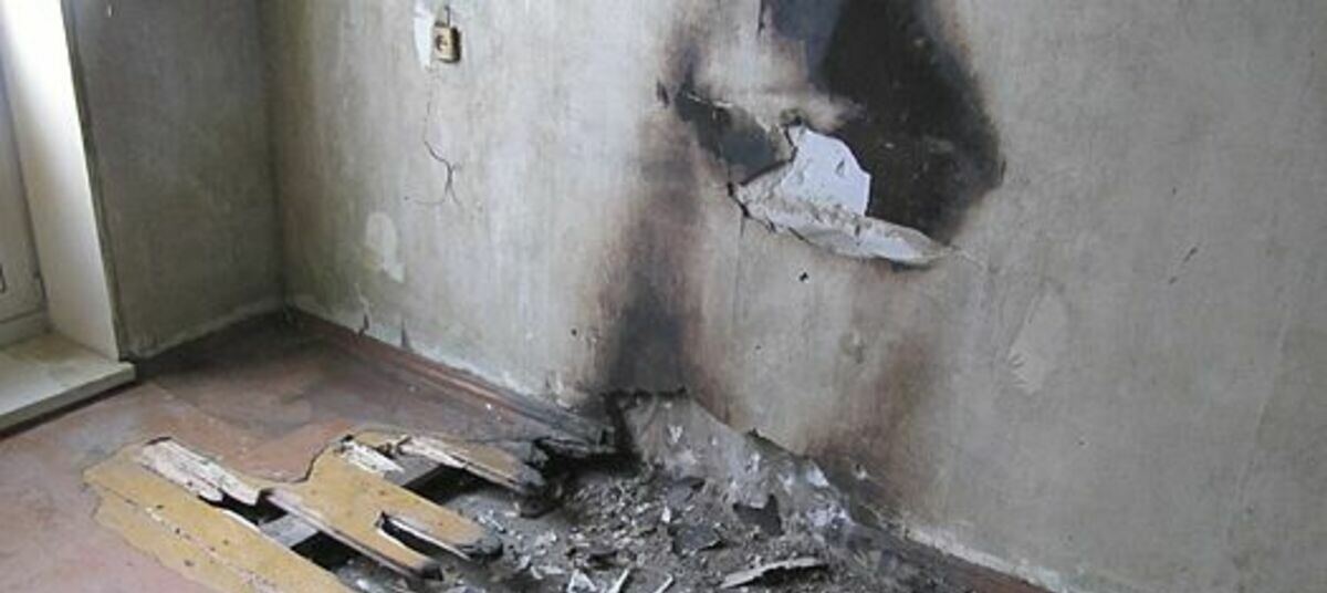 Сгоревший пол. Сгоревший пол. Обгоревший пол в квартире. Сгорела квартира с деревянными перекрытиями. Возгорание пленочного теплого пола.