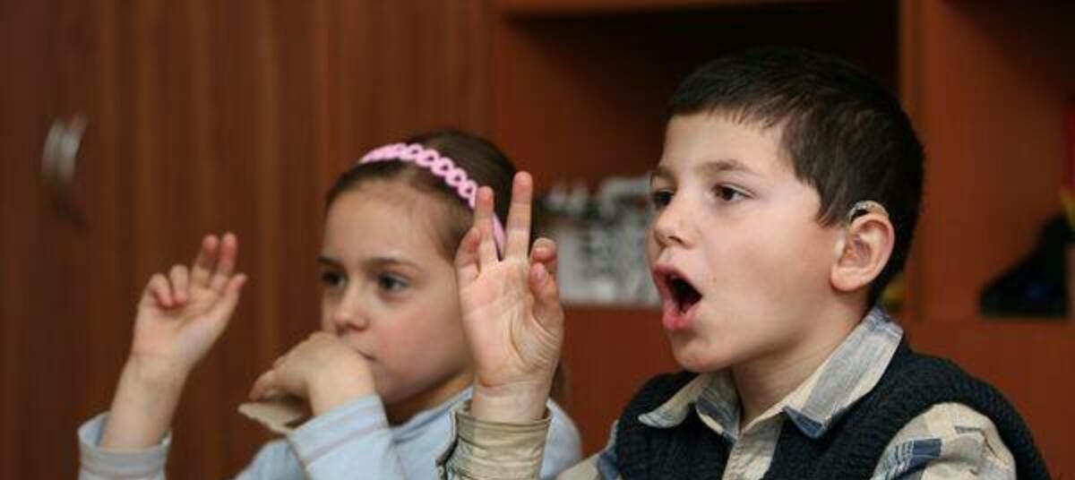 занятия с логопедом. школы с нарушением речи. занятия с детьми с нарушением слуха. дети с нарушением речи в школе. работа логопеда.