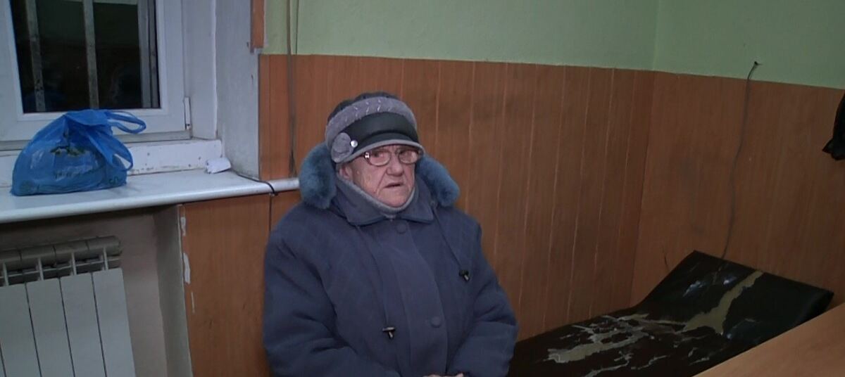 Сторож женщина пенсионер. Пенсионерка в отделе полиции. Пожилая женщина в участке полиции. Фотографии с избирательных участков а Калининграде.