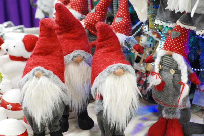 на фабрике гномов делают много полезных вещей. мастерская санты. скандинавский гном дед мороз. гномы из ткани для декора. на фабрике гномов делают много полезных вещей.
