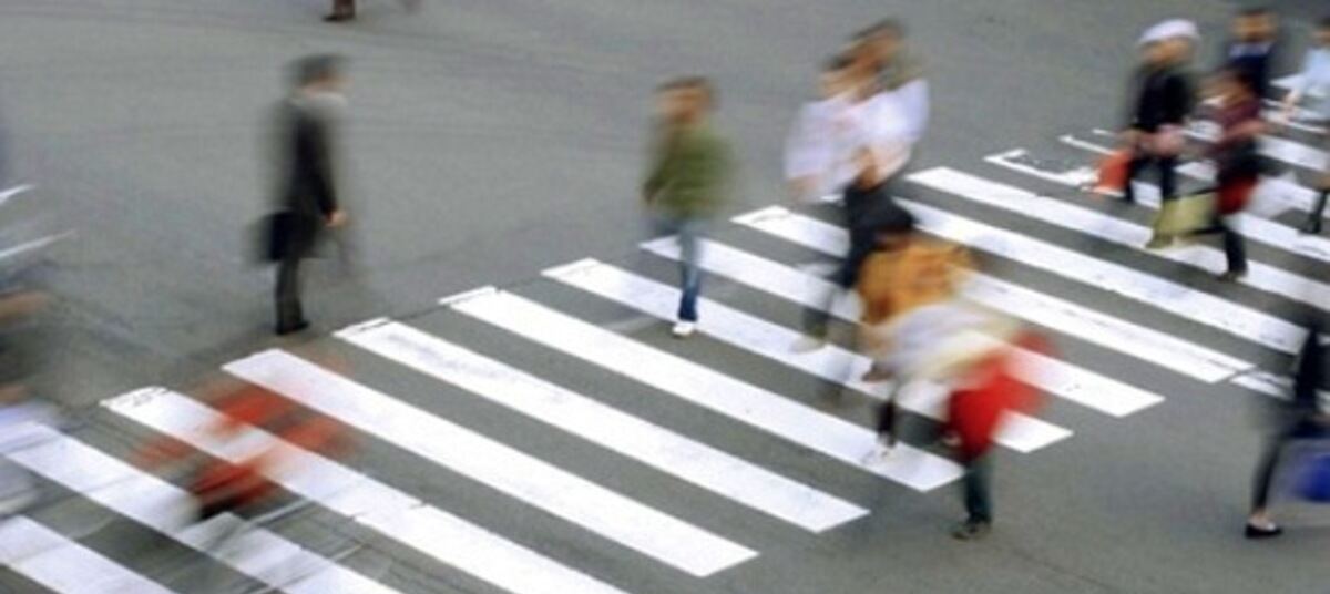 Штрихи пешеходы. Пешеходный переход в Китае со свиньями. Водитель пропусти пешехода картинки. Площадь Восстания толпа на пешеходном переходе. Акция водитель пропусти пешехода.