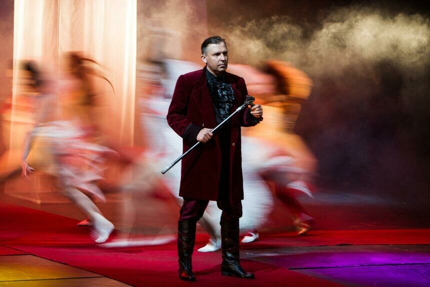 театр у моста пермь дракула. театр дмитрия ефимова европа дракула. кадры из театра дмитрия ефимова. европа дракула тюмень 2022 фото с спектакля. дракула театр европа.