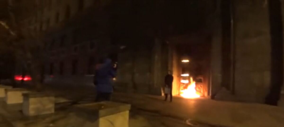 Акция угроза павленский. Полицией задержан пироман, совершивший поджег трех домов. Милиция и полиция. Поджог входной двери квартиры. Задержали 35 летнего безработного поджог пархоменко.