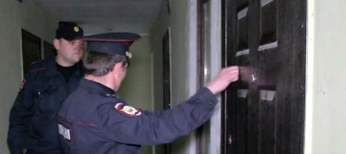 Пришел милиционер. Полицейский стучится в дверь. Полиция у двери. Полицейский в дверном проеме.