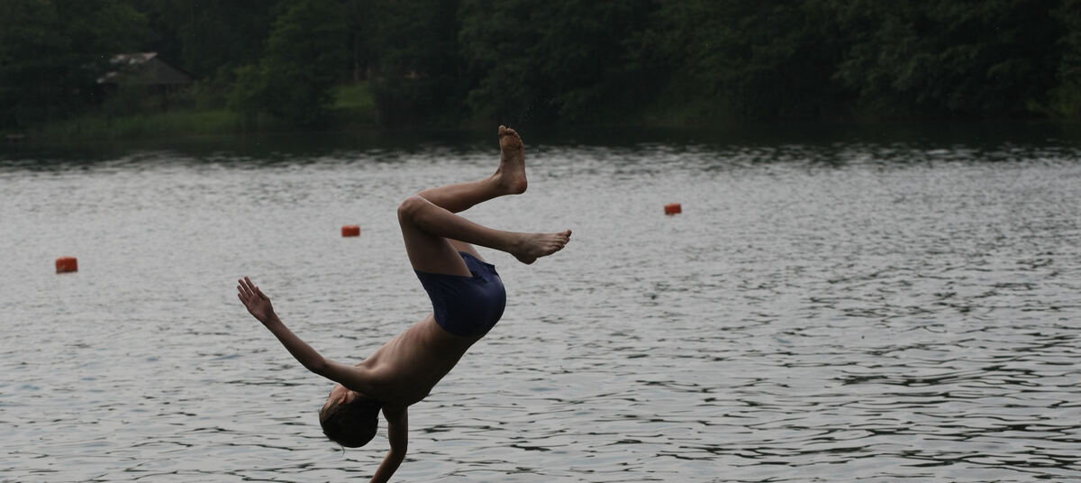 тонущий человек в алматы. парень сломал пляж. красивые женщины на пляже в сочи. мужчины на пляже в сочи. красивые мужчины на пляже.